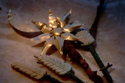 Sol y luna de oro con palos de trigo, artefactos, Civilización del Oxus; Turkmenistán; Gono..., 2004 (foto) de Kenneth Garrett