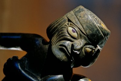 Huaca Dos Cabezas-Jecetepeque; Moche; Entierros, Figura Masculina adherida a botella de cerámica de Kenneth Garrett