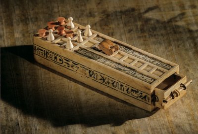 Tablero de juego de marfil, 20 casillas con piezas de juego, 2009 (foto) de Kenneth Garrett