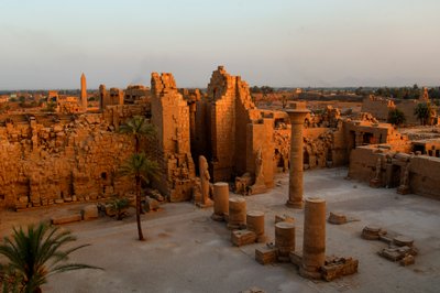 Kiosco de Taharka, primer patio, Templo de Karnak, Faraones Negros, Nubios, Egipto, Lux..., 2007 (foto) de Kenneth Garrett