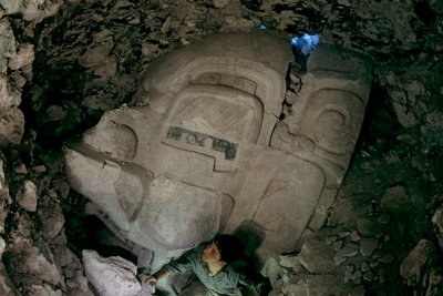 Gran máscara de estuco del Preclásico Temprano,Cival, Holmul, Guatemala, Maya, Francisco Estradabelli, 2008 (foto) de Kenneth Garrett