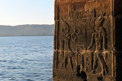 Últimos faraones, MM7836, Egipto, Templo de Philae, Asuán, Ptolemaico, Templo de Isis,, 2011 (foto) de Kenneth Garrett