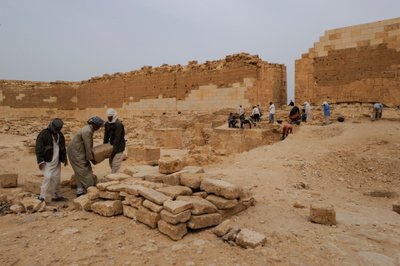 Últimos Faraones MM7836, Egipto, Taposiris Magna, Templo, Kathleen Martinez, Osiris, Isi..., 2011 (foto) de Kenneth Garrett