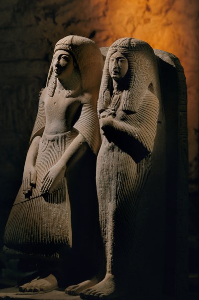 Estatua doble de piedra caliza de un sacerdote llamado Amenemipet y su esposa, Reino Nuevo, 2002 (foto) de Kenneth Garrett