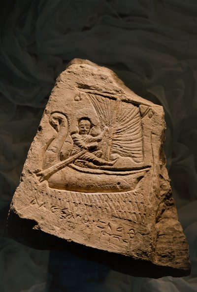 Estela funeraria de piedra caliza que muestra al difunto, un niño, recostado en una barca, época romana..., 2002 (foto) de Kenneth Garrett