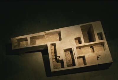 Maqueta de piedra caliza de una tumba real, Reino Medio, 2002 (foto) de Kenneth Garrett
