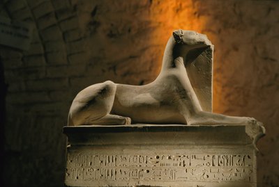 Estatua de piedra caliza del dios chacal Anubis agazapado sobre una base en forma de sarcófago..., 2002 (foto) de Kenneth Garrett