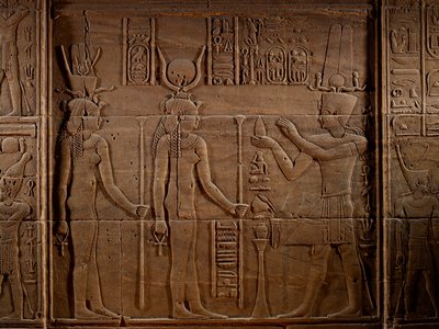 MM7836; Cleopatra; Egipto; Templo de Filae; Asuán; Templo de Isis; Últimos faraones Ptolomeo I..., 2011 (foto) de Kenneth Garrett