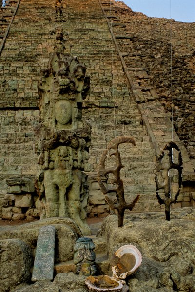 Maya; Copan; Honduras; Templo 26, Escalera Heiroglífica, Pedernales, David Stuart encontró ofreciendo... de Kenneth Garrett