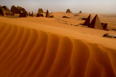 Pirámides de Meroe, Pirámides de Begarawiya, Sudán, Nubia, Faraones Negros, Tercer Intermedio..., 2007 (foto) de Kenneth Garrett
