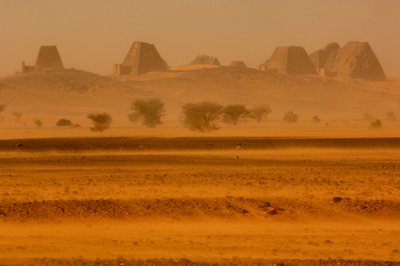 Pirámides de Meroe, Pirámides de Begarawiya, Sudán; Nubia; Faraones Negros; Tercer Intermedio..., 2007 (foto) de Kenneth Garrett