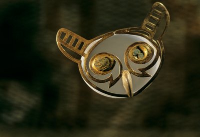 Moche; Burials; Huaca Dos Cabezas-Jecetepeque,Gold Owl Nose Ornament de Kenneth Garrett