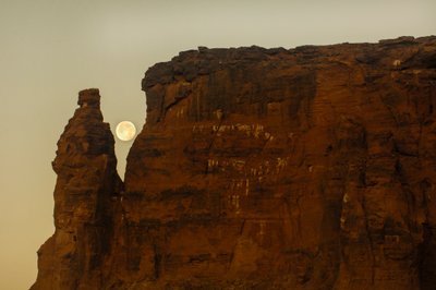 Puesta de luna y amanecer, Templo de Taharka, Puerta de Ram,Gebel Barkal,Complejo de templos, Faraón..., 2007 (foto) de Kenneth Garrett