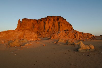 Puesta de luna y amanecer, Templo de Taharka, Puerta de Ram,Gebel Barkal,Complejo de templos, Faraón..., 2007 (foto) de Kenneth Garrett