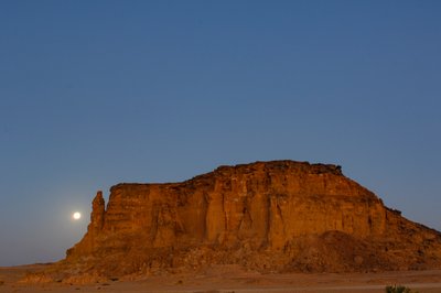 Puesta de luna y amanecer, Templo de Taharka, Puerta de Ram,Gebel Barkal,Complejo de templos, Faraón..., 2007 (foto) de Kenneth Garrett