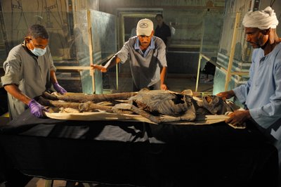 Momia de la madre del rey Tut preparada para su examen. El ADN demostró que esta mu..., 2005 (foto) de Kenneth Garrett