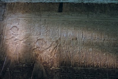Lista de reyes más antigua conocida, templo de Seti I en Abidos, Seti I aparece de pie detrás de Ram..., 2005 (foto) de Kenneth Garrett