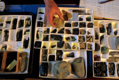 Peopling the Americas; stone tool collection; from 9000 C14; Rick Knecht; Dutch Harbo..., 2000 (foto) de Kenneth Garrett