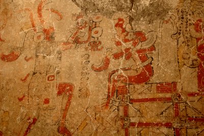 Sacerdote coronando al rey en el trono de acceso, mural del Preclásico temprano,Maya; Maya..., 2002 (foto) de Kenneth Garrett