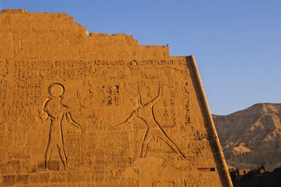 Ramsés III abatiendo enemigos, templo principal, pilón, Medinet Habu, Reino Nuevo, Egipto, escénico de Kenneth Garrett