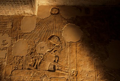 Relieve de la familia real, Akenatón, Nefertiti e hijas, tumba de Mahu, "Jefe de P..., 2001 (foto) de Kenneth Garrett
