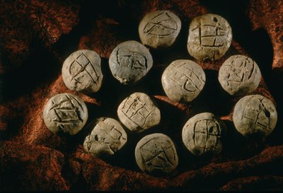 Bulla redonda; artefacto, Civilización del Oxus; Turkmenistán; yacimiento de Gonor Depe; Victor Sari..., 2004 (foto) de Kenneth Garrett