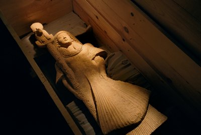Estatua de piedra arenisca de Nebre como portaestandarte de la diosa de la guerra con cabeza de león Sekhme..., 2002 (foto) de Kenneth Garrett