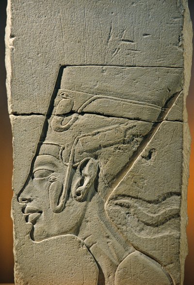 Modelo escultórico del bajorrelieve de la cabeza de Nefertiti, Amarna; Templo de Atón; piedra caliza, 2009 (foto) de Kenneth Garrett