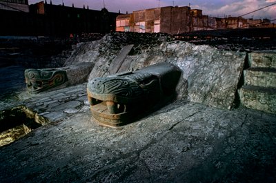 Réplica de serpiente en el Templo Mayor de Tenochtitlan, Azteca, México, México Ci..., 2010 (foto) de Kenneth Garrett