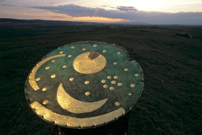 Disco celeste orientado para seguir los solsticios de verano e invierno utilizando puntos de referencia lejanos, d..., 2004 (foto) de Kenneth Garrett