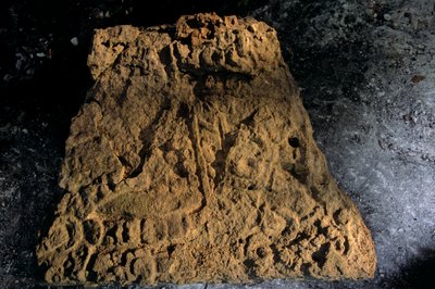 Estela, Sufricaya, Holmul, Guatemala, Maya, Francisco Estradabelli, 2008 (foto) de Kenneth Garrett