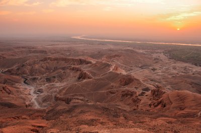 Amanecer en el Valle de los Reyes, visto desde la cima de el-Qurn, tom..., 2003 (foto) de Kenneth Garrett