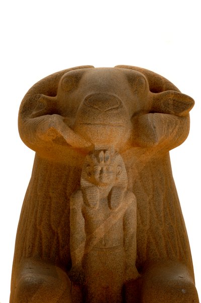 Taharka y esfinge con cabeza de carnero, Gebel Barkal,Faraones negros, Nubios, Sudán, Nacional..., 2007 (foto) de Kenneth Garrett