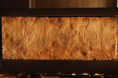 Banco del trono del Templo 19, Palenque, México, talla de Akhal Mo Nab, 2005 (foto) de Kenneth Garrett
