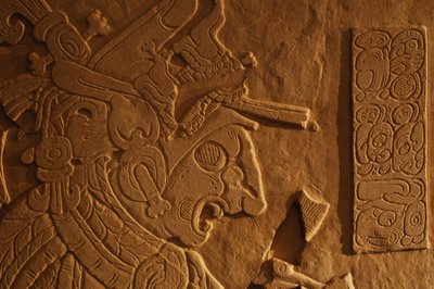 Banco del trono del Templo 21, talla del rey Akhal Mo Nab, Palenque, México, 2005 (foto) de Kenneth Garrett