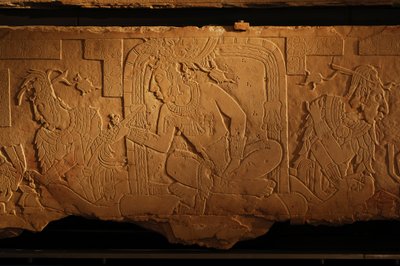 Banco del trono del Templo 21, talla del rey Akhal Mo Nab, Palenque, México, 2005 (foto) de Kenneth Garrett