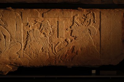 Banco del trono del Templo 21, talla del rey Akhal Mo Nab, Palenque, México, 2005 (foto) de Kenneth Garrett