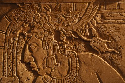 Banco del trono del Templo 21, talla del rey Akhal Mo Nab, Palenque, México, 2005 (foto) de Kenneth Garrett