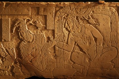 Banco del trono del Templo 21, talla del rey Akhal Mo Nab, Palenque, México, 2005 (foto) de Kenneth Garrett