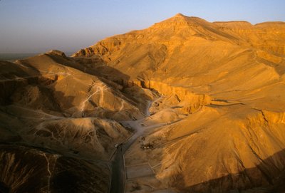 El Valle de los Reyes, también conocido como Valle de las Puertas de los Reyes, es un valle... de Kenneth Garrett