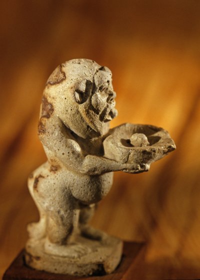 Vasija unguente con forma del Dios Bes; reinado de Tutankamón o Akenatón, 2009 (foto) de Kenneth Garrett