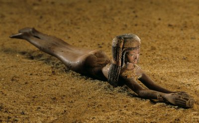 Cuchara unguent; reinado de Amenhotep III; madera; oro, 2009 (foto) de Kenneth Garrett