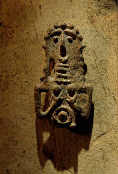 Urkesh, Imperio hurrita, Siria, 2400 a.C., Giorgio Buccellati, Zamena sello de figura femenina nodriza..., 2004 (foto) de Kenneth Garrett