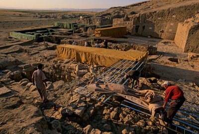 Urkesh, Imperio Hurrita, Siria, 2400 a.C., Giorgio Buccellati, cubriendo excavaciones mudb..., 2004 (foto) de Kenneth Garrett