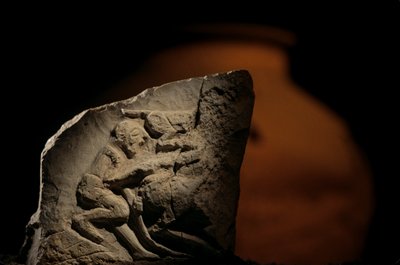 Urkesh, Imperio hurrita, Siria, 2400 a.C., Giorgio Buccellati, animal de tiro y arado en..., 2004 (foto) de Kenneth Garrett