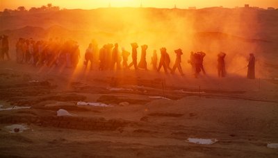 Trabajadores cargando materiales en una excavación arqueológica en Abydos. Polvo y..., 2005 (foto) de Kenneth Garrett
