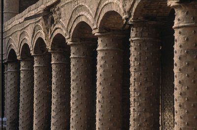 mm7167, Caravanserai, antiguo, puesto comercial judío, Estrella de David sobre columnas, Herat, Me..., 2004 (foto) de Kenneth Garrett