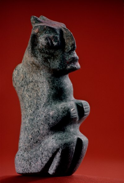 Figurilla sedente de piedra tallada con restos de pintura, Tenochtitlan, Templo Mayor, Azteca,..., 2010 (foto) de Kenneth Garrett