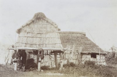 Almacén Ainu con niños Ainu, c.1890s de Kenzô Tamoto