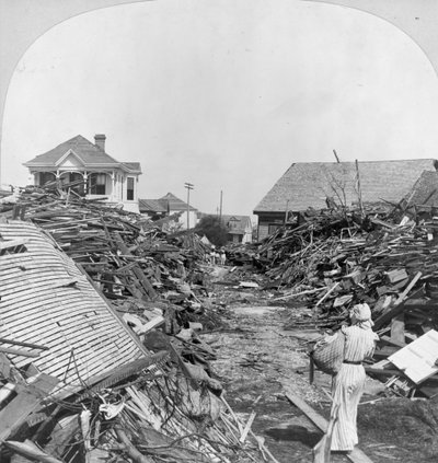 Un pasaje a través de los escombros, Norte en la calle 19, Galveston de Keystone View Company